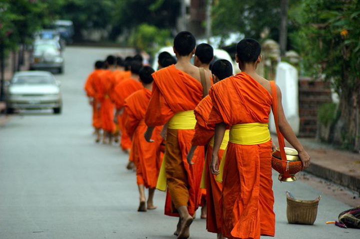 01-Luang_monks