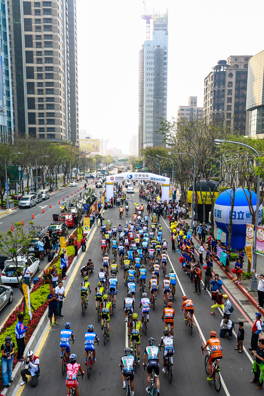 01-由朱立倫市長帶領所有與會選手繞行新北市政府