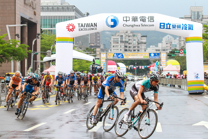 01-第3個衝刺點後主集團由英國馬帝神車隊領軍