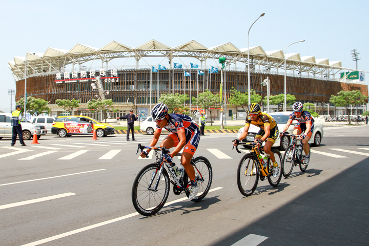 02-卓比奧斯職業隊的貝爾與台灣好手馮俊凱，以及南非MTN職業車隊的丹尼斯三人合作了近九十公里