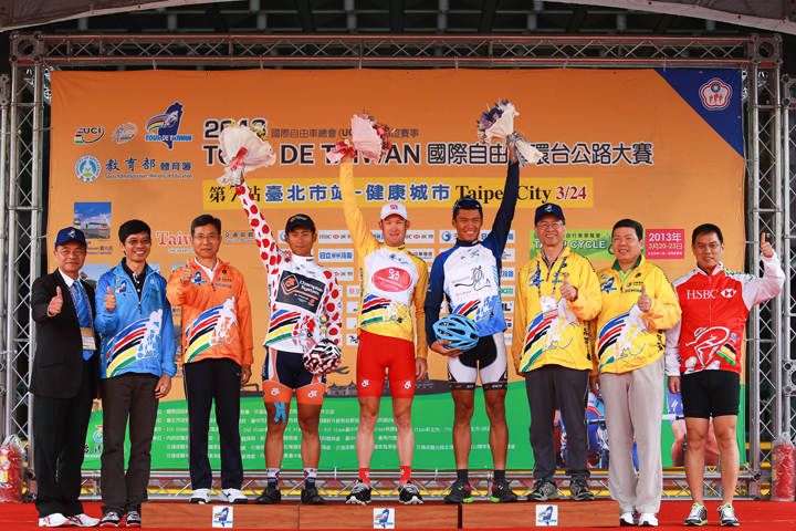 02-2013環台賽由澳洲卓別克職業隊伯納(右5)拿下黃衫總冠軍及衝刺王榮耀、由台灣一哥馮俊凱(左4)拿下登山王二連霸，以及馬來西亞登嘉樓職業隊的沙菲(右4)拿下亞洲藍衫冠軍