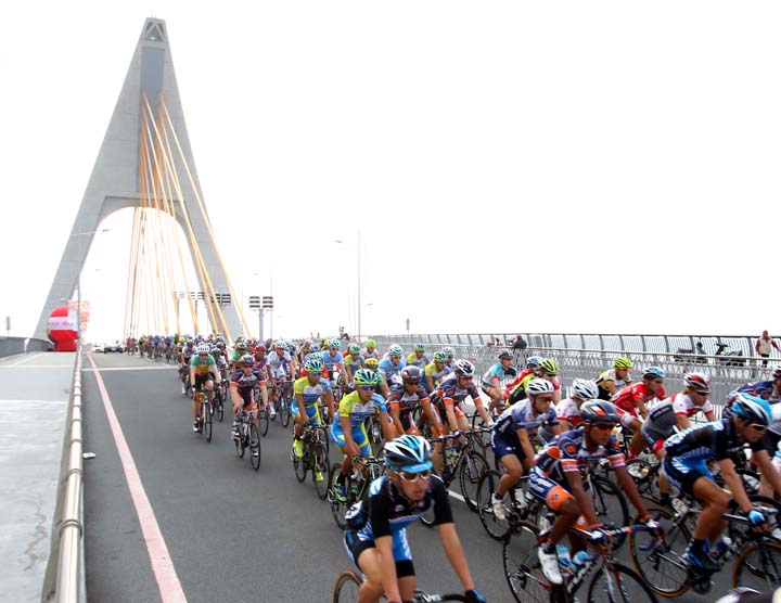 03-來自全球30個國家23支隊伍行經全台唯一的鵬灣跨海大橋
