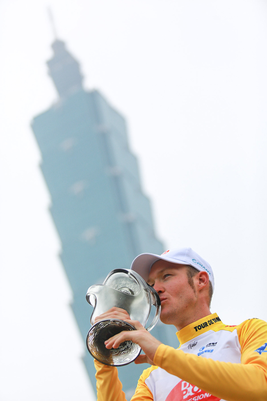 04-澳洲卓別克職業隊伯納在世界著名地標101大樓前親吻總冠軍獎座