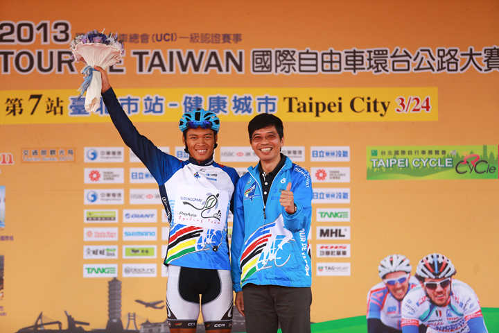 04-由臺北市體育局何金樑局長(右)頒發亞洲藍衫給來自馬來西亞登嘉樓職業隊的沙菲(左)