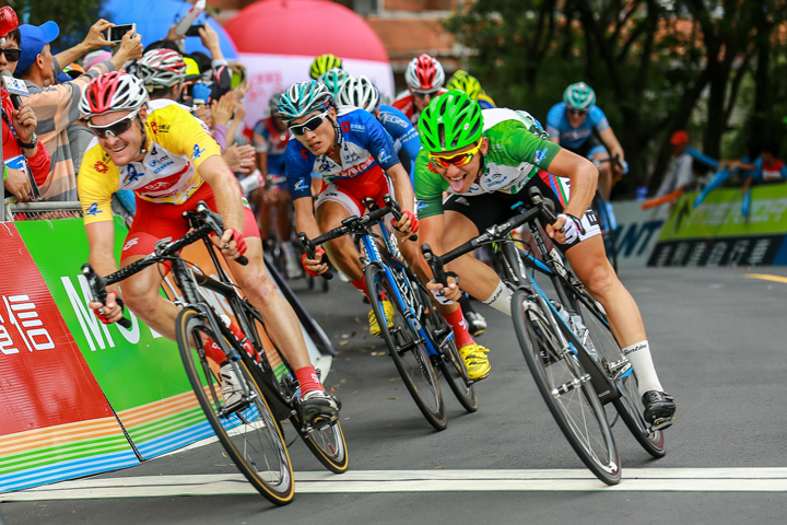 04-2013環台賽桃園縣站主集團進入終點，三位領先的冠軍衫得主同時進入終點