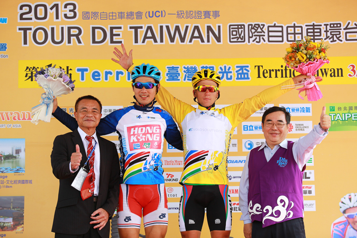 05-最終成績由克里爾(右2)拿下黃衫，香港隊小將張敬樂(左2)贏得亞洲冠軍藍衫
