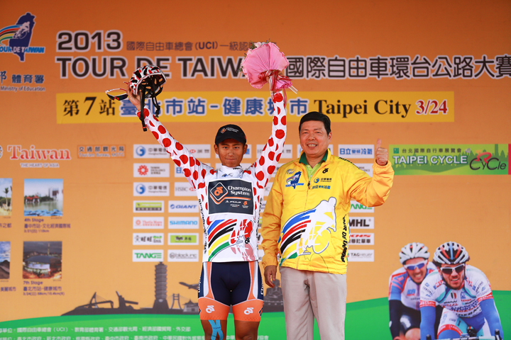 05-由外貿協會葉明水副秘書長(右)頒發二連霸登山王獎項給台灣一哥馮俊凱(左)