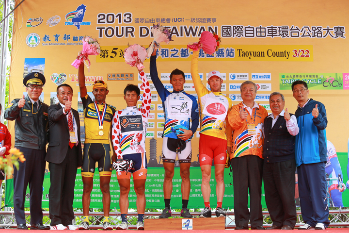 06-桃園縣站由蔡宗烈副秘書長(右3)頒發2013環台賽桃園縣站四位獲獎選手