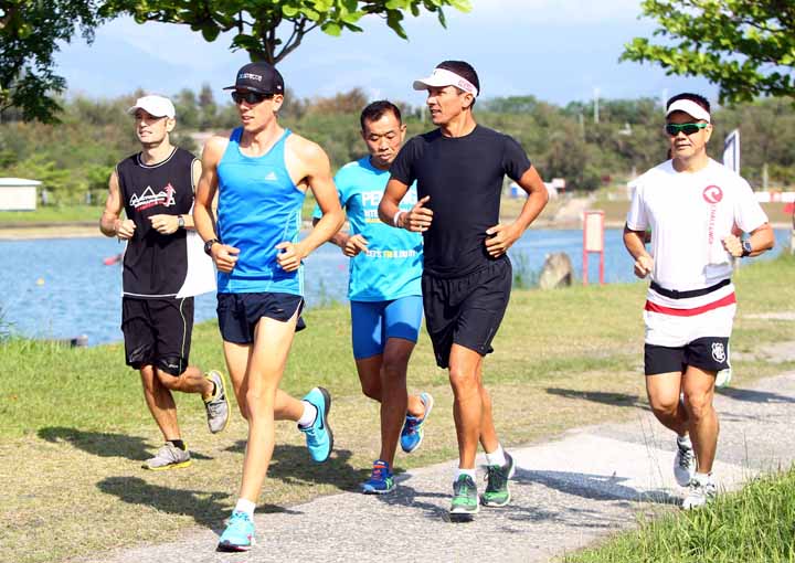 03-107─選手至活水湖進行跑步訓練，右二為CHALLENGE TAIWAN活動大使Macca。