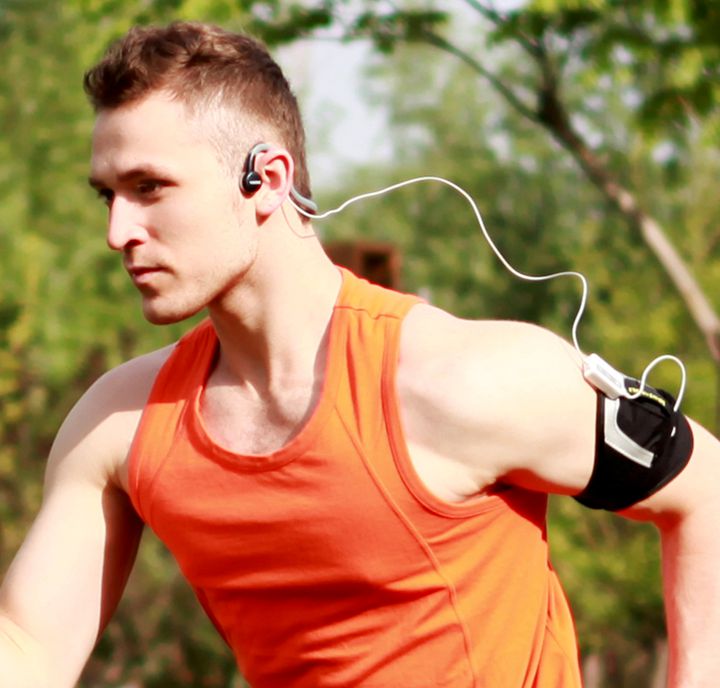 aftershokz-sport-male-running_副本