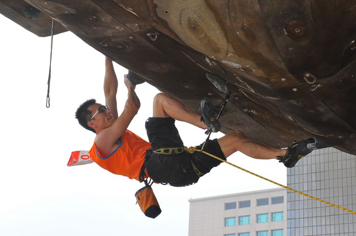 The North Face全國運動攀登錦標賽_速度賽男子甲組冠軍曾俊傑在難度賽中挑戰自我_副本