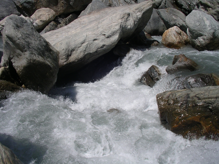 四至五級的急流水域考驗划舟者的技術和膽識,還有團隊的默契和應變能力!