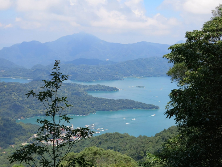 水社大山中途行經幾處觀景台，可遠眺日月潭