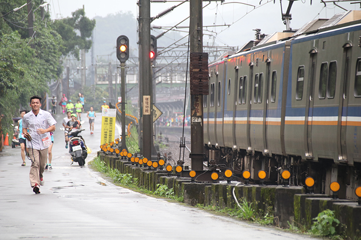 追火车!台湾第一次七千人接力和火车拚速度