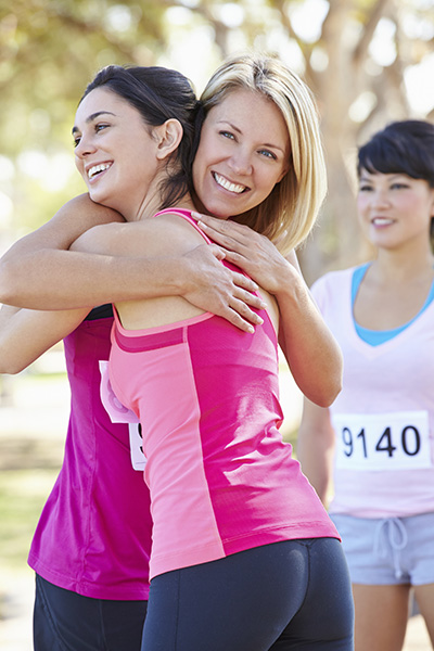 Female Runners Congratulating One Another After Race.圖片來源：Running Magazine