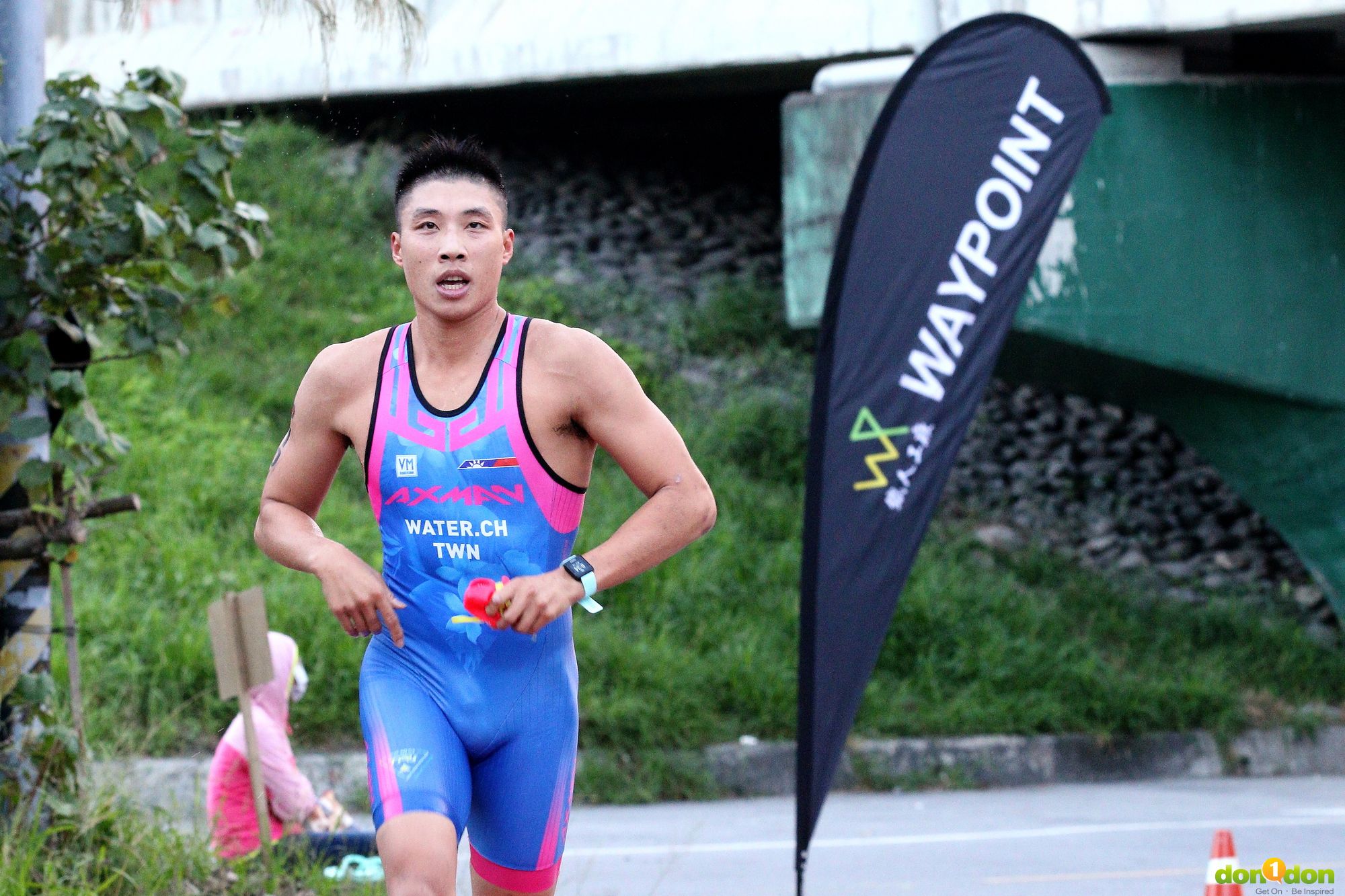 分齡組選手陳致穎以23:33完成游泳項目