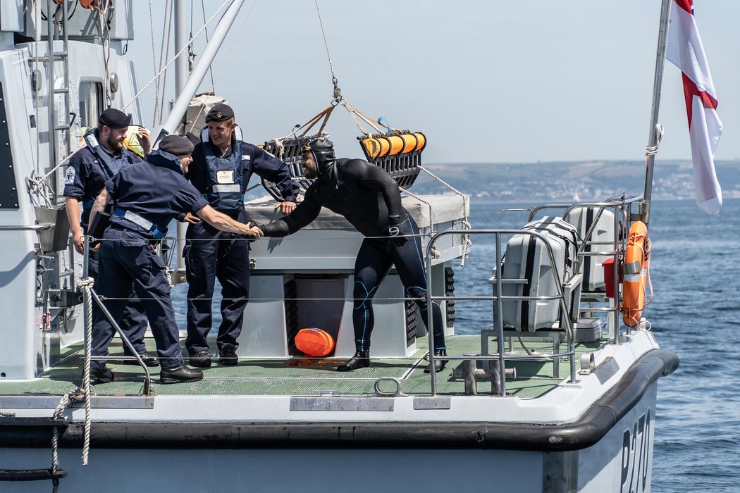 羅斯埃德利與英國皇家海軍陸戰隊隊員會面。