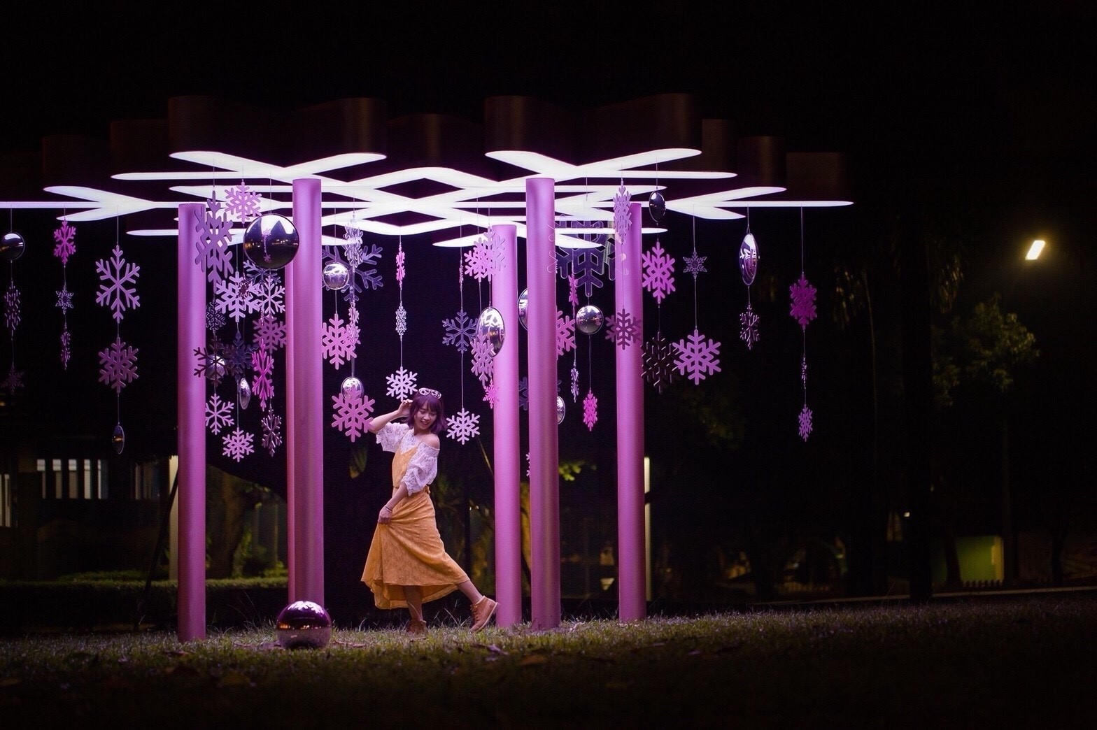 粉色雪花燈飾營造出「雪花牆」。