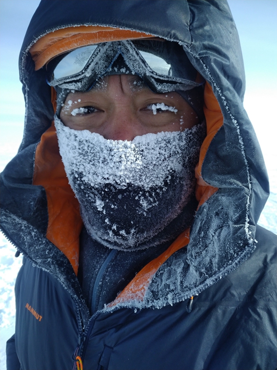 零下32度的低溫中，隊長劉柏園冒風霜前進