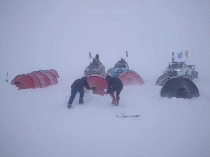 長征隊遇上暴風雪打亂節奏，連搭帳棚都極為不易，挑戰困難重重