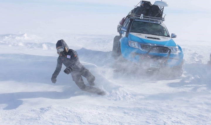  暴風雪風速極強，宥勝連站都站不穩