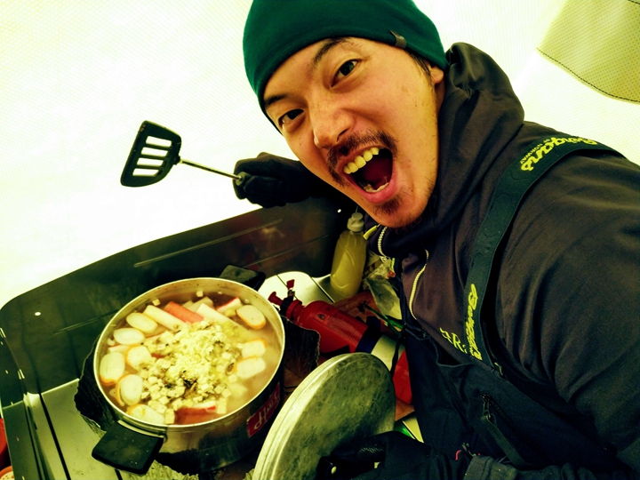 宥勝運用食材，烹煮招牌海鮮湯，提振團隊士氣