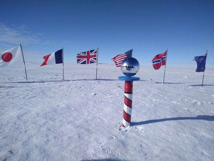 南極點插滿了各國的國旗
