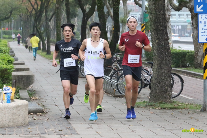 士翔是4:50/km的配速列車，帶領跑者配完15km