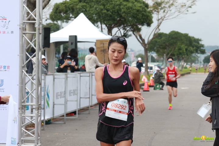 傅淑萍拿下半馬女子組冠軍。