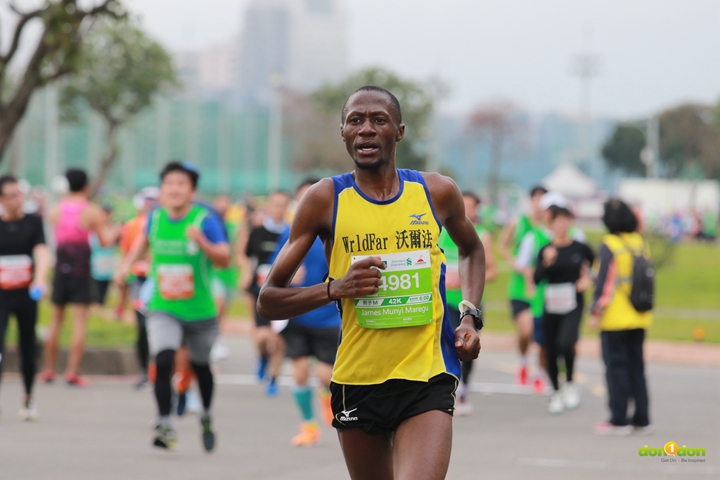 亞軍是James Munyi Maregu，時間為02：23：55。