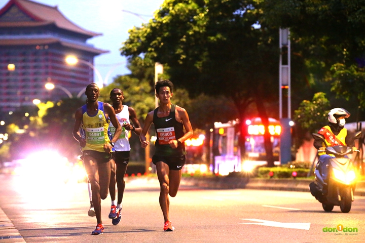 這次非洲選手來勢洶洶，囊括了全馬組總排前5。