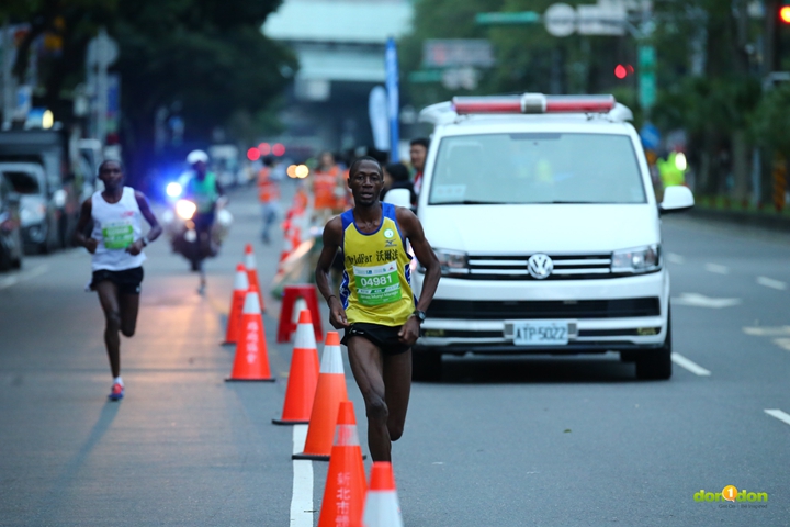 James Munyi Maregu 到了15K獨自拉開與第二名的差距。