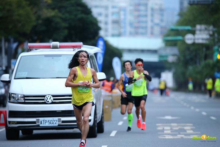 蔡榮峻在全馬15K處為台灣領先選手之一。