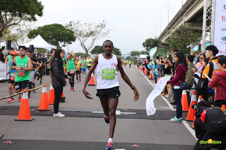 Nzyoki Francis Kioko用02：22：49的時間拿下渣打馬拉松男子冠軍。