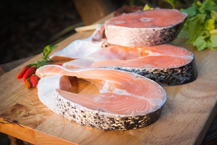 鮭魚裡有提供Omega-3脂肪酸有助於身體修復。