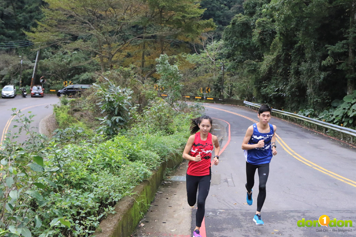 特別邀請外號「長跑神鵰俠侶」的陳秉豐和張芷瑄，體驗5月5日開跑的烏來峽谷馬拉松。