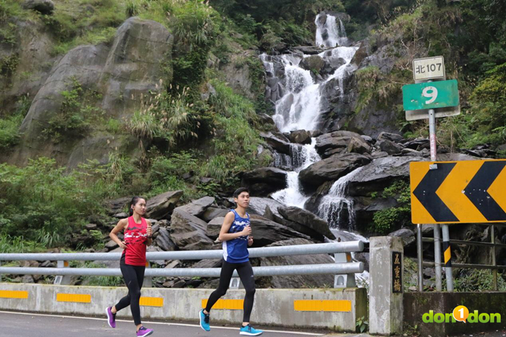 烏來峽谷馬拉松全馬路線途經五重溪瀑布（蘭吼瀑布）。