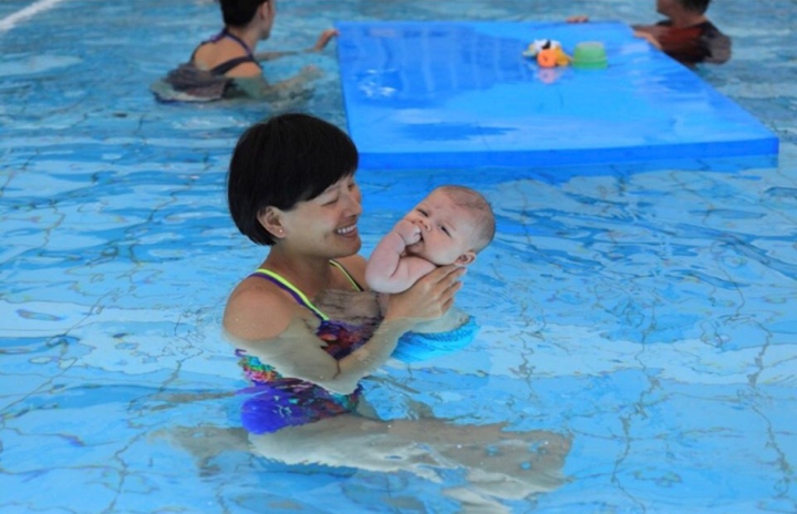 澳洲家長會從嬰兒時期就開始訓練游泳。