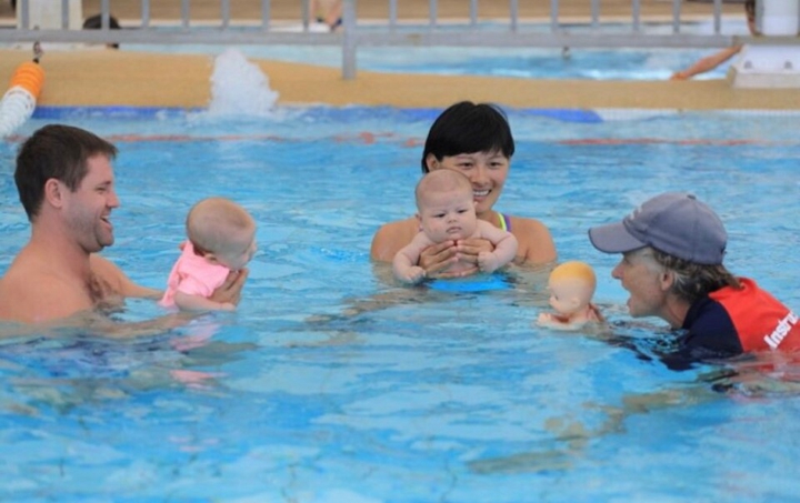 澳洲家長常常會帶孩子到游泳池間交流，從小建立觀念。