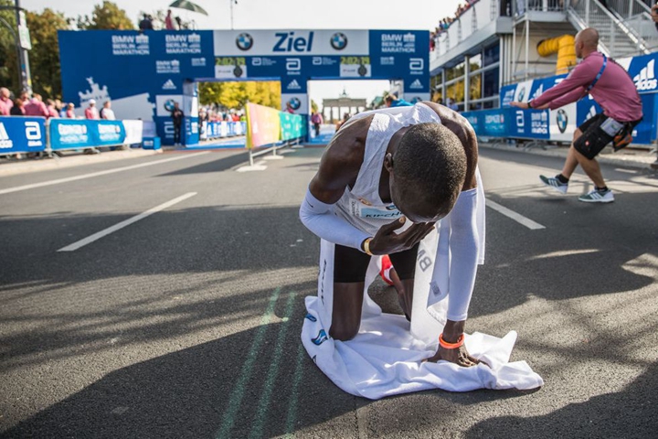 Eliud Kipchoge 2018年在柏林馬拉松以02:01:39打破世界紀錄。