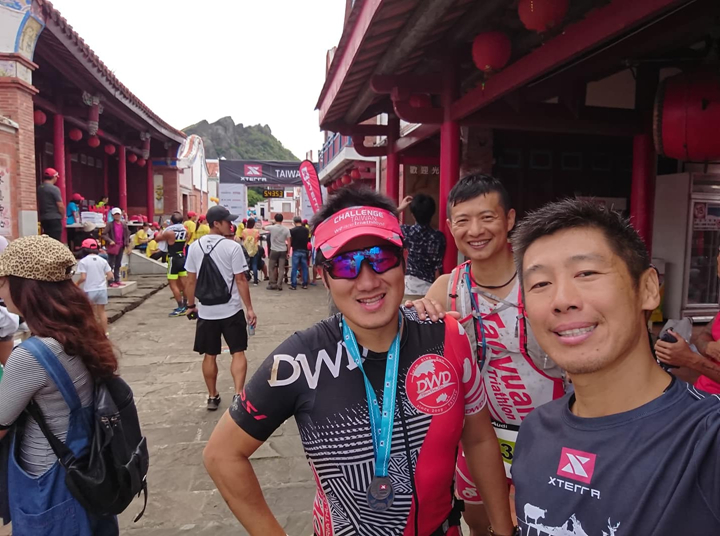 2018 XTERRA賽後三人興奮地合照，期待今年亦能順利完賽。（左起林定威、姜柏里、吳志聖）