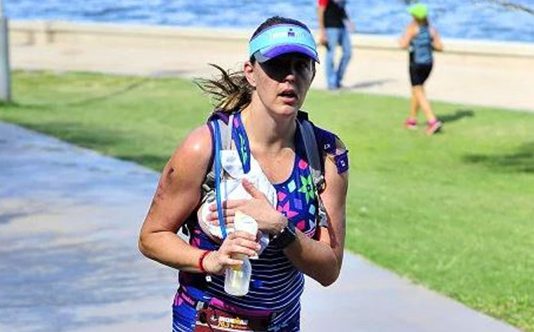 鐵人媽咪不簡單 打破女性傳統迷思 對於大部分的鐵人來說,比完一場113公里的半超鐵賽事可能並不難,但如果是邊跑邊擠母乳最後還完成賽事呢?是究竟為什麼要這麼做呢?相當令人印象深刻的一幕就是不僅自己完成了比賽還同時顧及了自己女兒的營養,真的是相當偉大的母親。