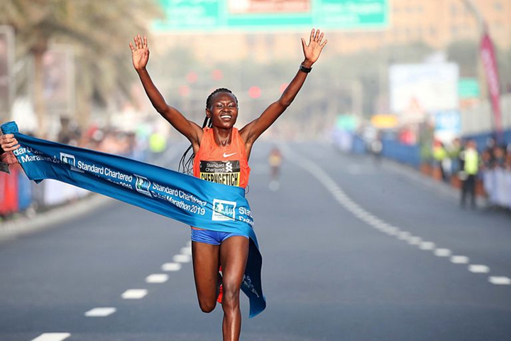 今年杜拜馬拉松的女子冠軍由來自肯亞的Ruth Chepngetich所拿下。