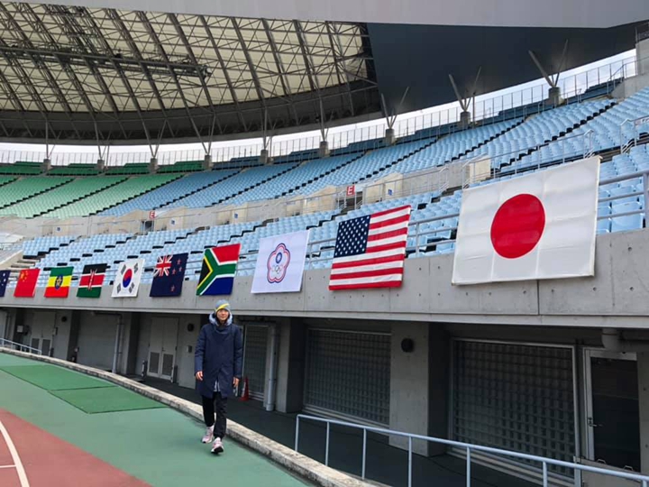 謝千鶴與我國會旗在大阪體育場留下合影，圖片來源:謝千鶴