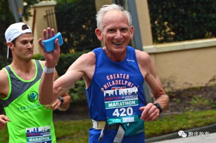 Jacksonville 馬拉松開跑後，Gene Dykes跑的過程神情自若。