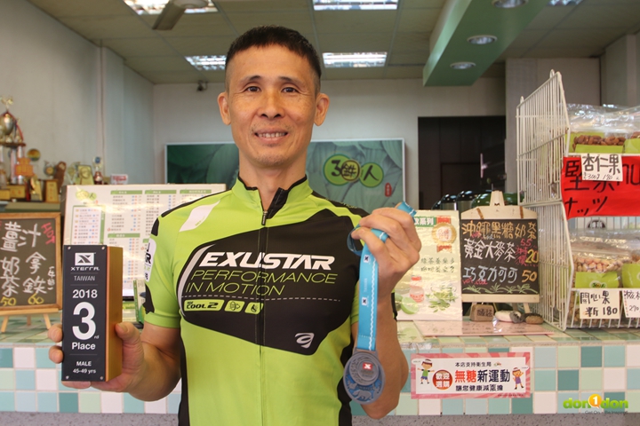 文泉哥秀出他這次在XTERRA Taiwan凸台的獎座。