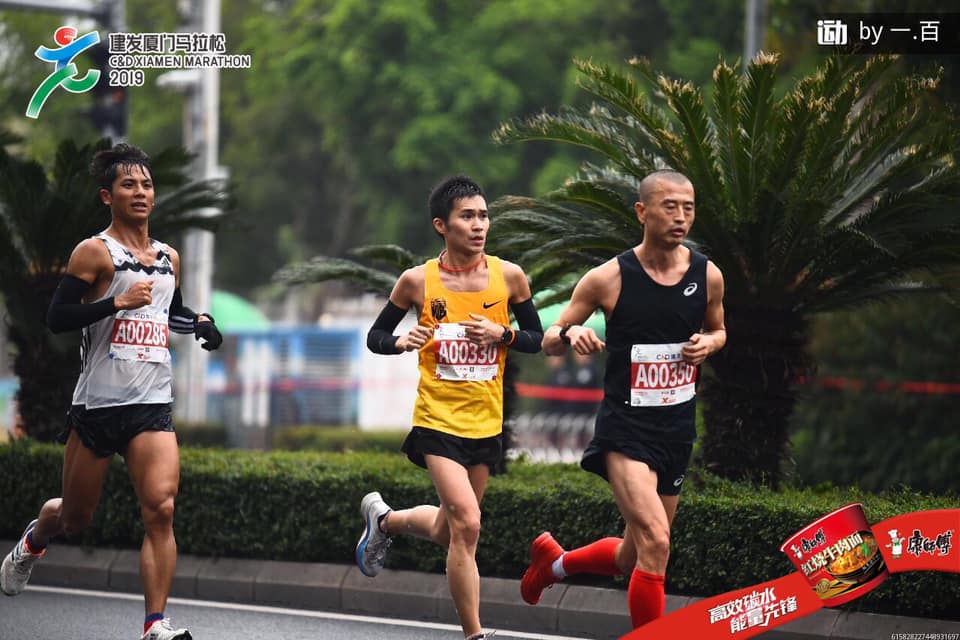 廈門馬拉松當下，我們目標一致，卻幾乎沒有相互領跑跟跑，相當有默契地沒有干擾對方節奏，沒有同跑，但在賽道上有個熟悉的臉孔，某種程度上也多了些安定感。