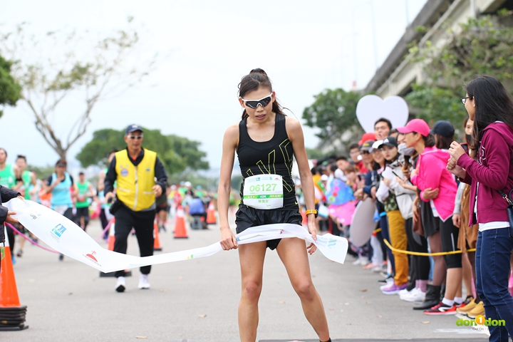 蔡雅安以02：58：24的成績拿下女子全馬組總排第二。