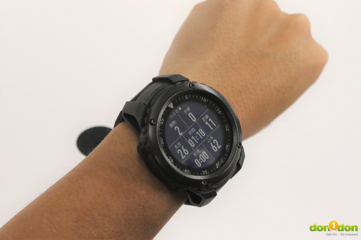 比起一般的GPS手錶需要搭配左右手按鍵翻頁、顯示光源的做法，MW Watch 2很巧妙地設計成只需要轉動手腕就可以活絡地翻頁