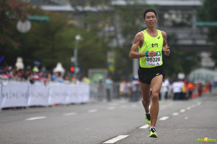 去年富邦台北馬拉松負傷出賽，以兩小時四十分與謝千鶴先後踏入終點的何盡平